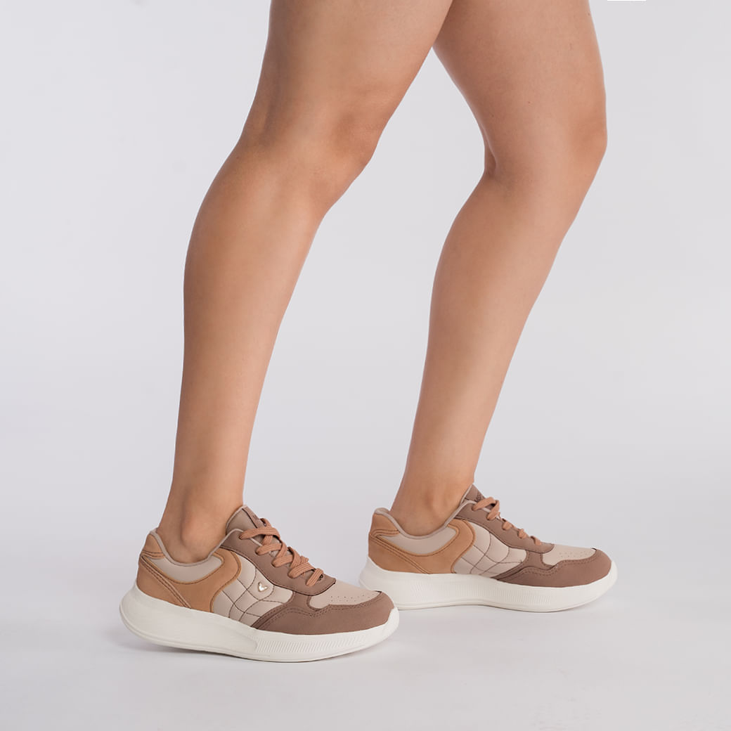 Vista lateral do Tênis Mississipi Casual Feminino Amêndoa com detalhes em relevo e solado branco